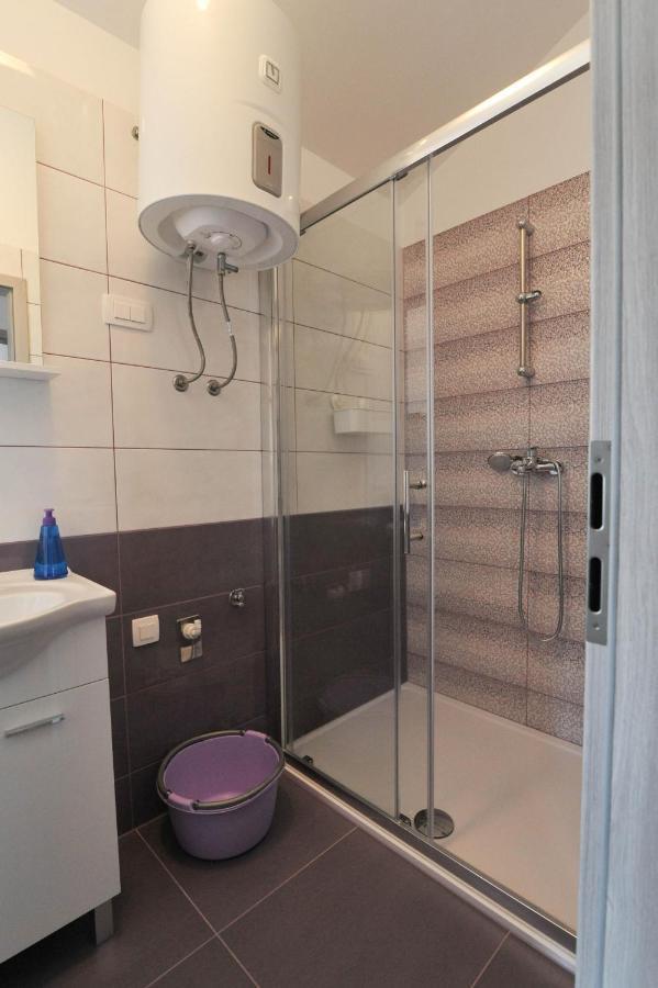 Apartmani Rebecca Vir Exteriör bild