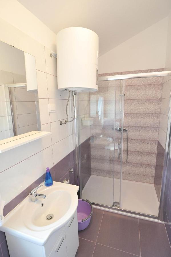 Apartmani Rebecca Vir Exteriör bild