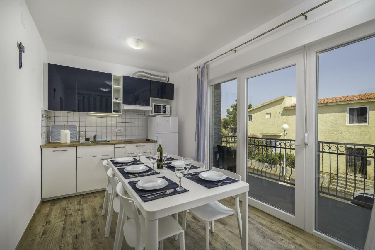Apartmani Rebecca Vir Exteriör bild